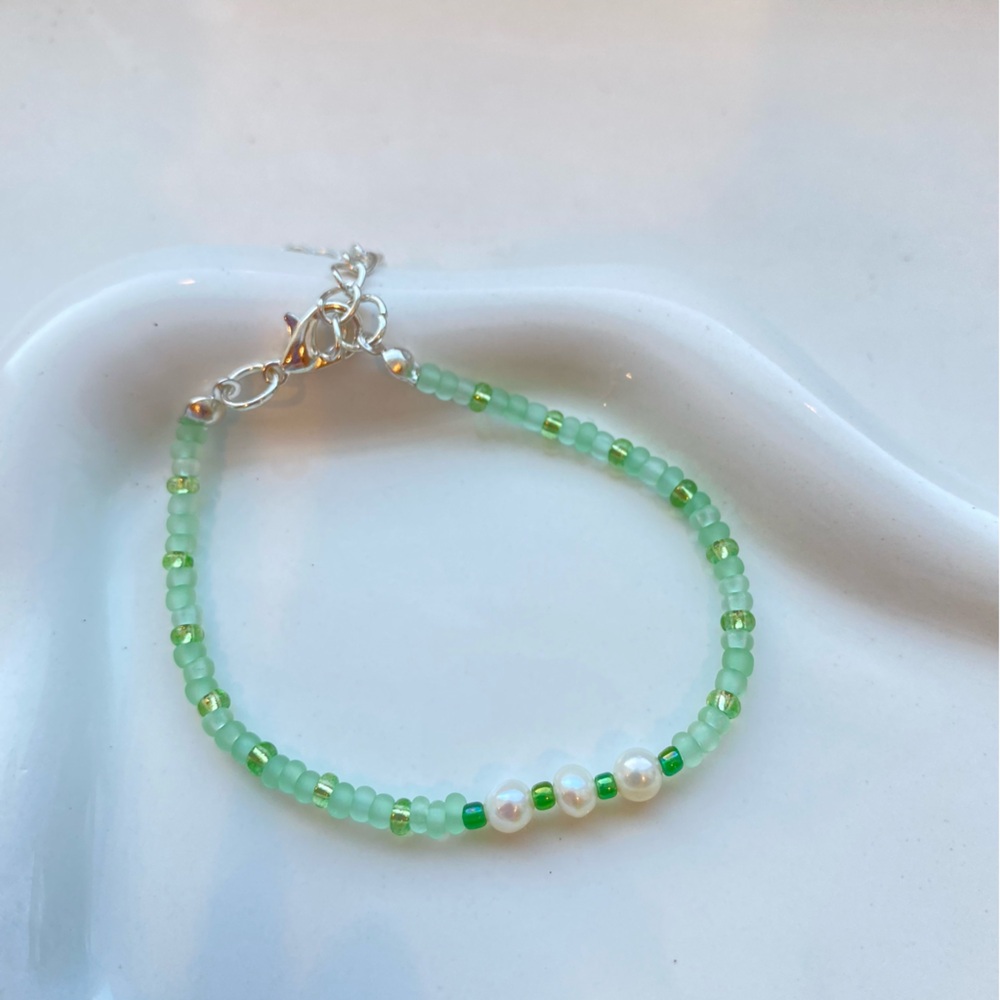 (SOLD) Handmade Green & Yellow Beaded Jewelry Set with Pearls - Picture 4 of 4